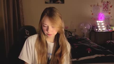 Snapshot of booozekirs_ chatting on October 7, 3:19 pm Milena online show from October 7, 3:19 pm