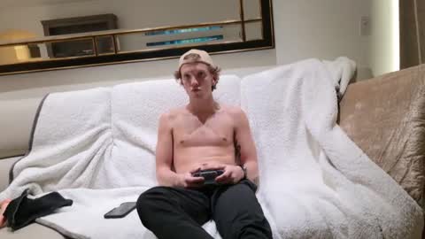 Boyyhb online show from November 12, 8:00 pm