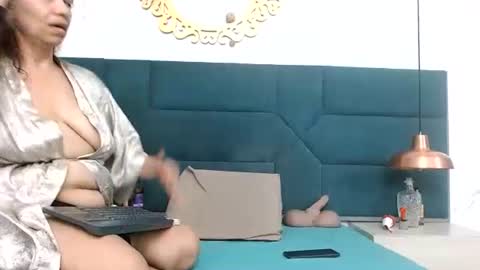 BRENDA VELASQUEZ online show from July 2, 9:31 pm