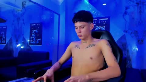 brian_hotof1 online show from May 14, 9:02 pm