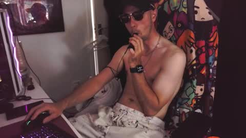 Snapshot of britishbigdick_ chatting on September 18, 2:32 pm britishbigdick_ online show from September 18, 2:32 pm