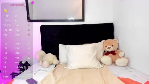 Snapshot of brittany_williams_ chatting on February 12, 12:33 pm online show from February 12, 12:33 pm