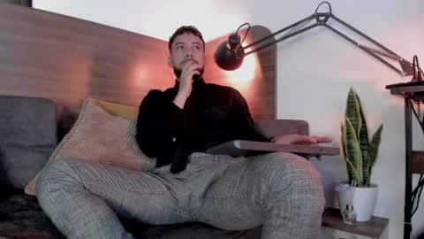 Andres Suarez online show from May 4, 4:13 pm