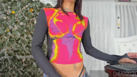 Snapshot of bunnyhots chatting on February 5, 1:37 am Angela Santini online show from February 5, 1:37 am