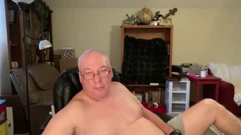 bustyballs100 online show from December 5, 8:17 pm