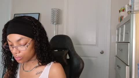 butterfly booty online show from May 8, 11:05 am