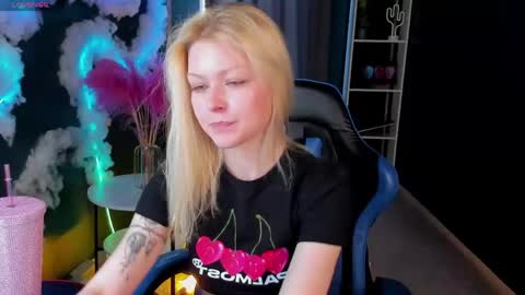 Robin online show from April 27, 3:04 am