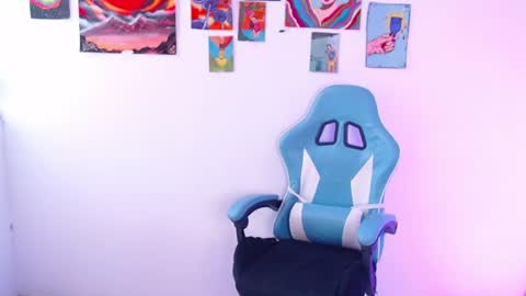 callmebluee online show from June 13, 7:35 pm