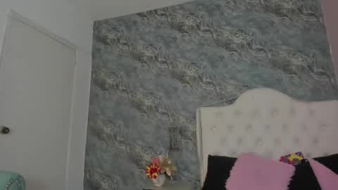 C A M I L L E N    Help me get to the top online show from March 3, 3:30 am