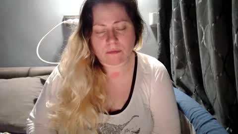 Laura online show from May 4, 7:53 pm