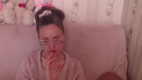 say meow and send tips  online show from May 4, 7:48 am