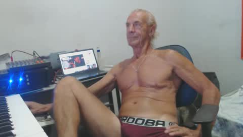 carlos online show from April 27, 9:23 pm