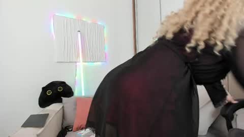carol_may_ online show from April 30, 6:18 am