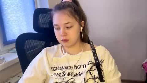 carolindueno online show from March 7, 9:20 am