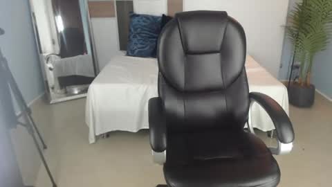 caroline_blair1 online show from April 29, 5:30 pm