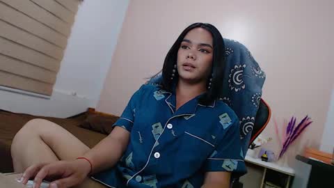 caroline_east online show from February 5, 1:44 pm