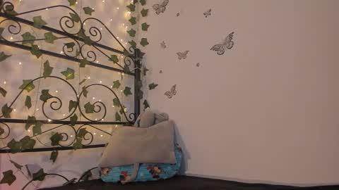 caroline_millerr online show from November 19, 7:08 am