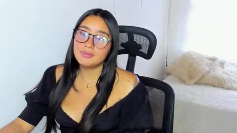 caroline_rodriguez_9 online show from December 18, 8:26 pm