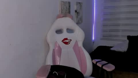 caroline_rodriguez_9 online show from July 11, 7:50 pm