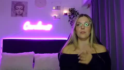 caroluciani online show from March 25, 2:18 am