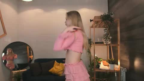 Hello my name is Cassie and my friend Nilo is also here online show from September 25, 7:04 am