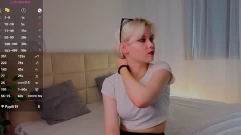 Mia online show from July 27, 11:07 am