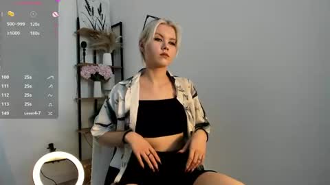 Mia online show from June 24, 11:17 am