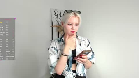 Mia online show from July 2, 11:04 am