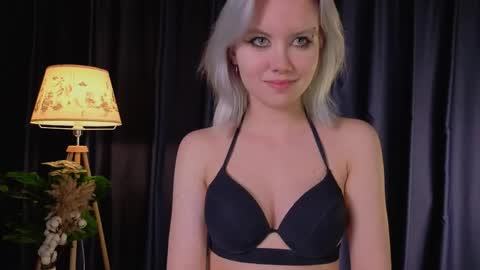 Mia online show from April 30, 5:40 pm