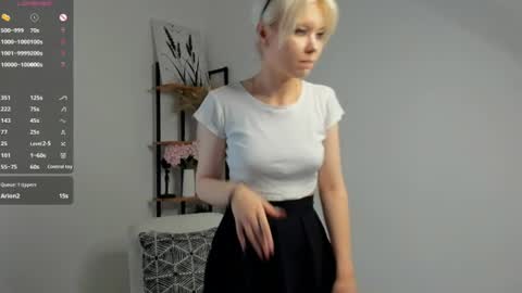 Mia online show from June 30, 11:09 am