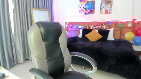 catti_brie_ online show from July 12, 11:35 am