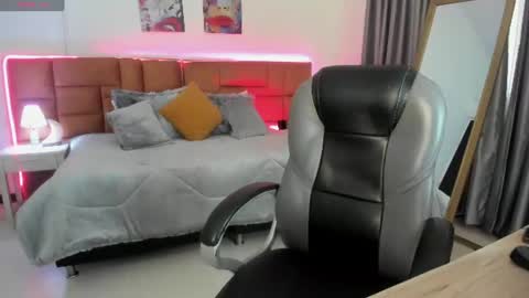 catti_brie_ online show from June 18, 11:37 am
