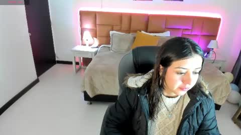 catti_brie_ online show from June 11, 11:30 am