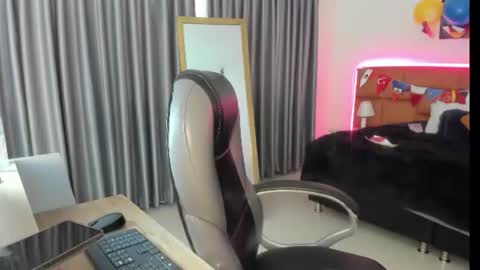 catti_brie_ online show from July 14, 11:48 am