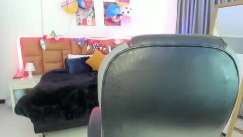 catti_brie_ online show from July 8, 11:35 am