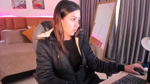 catti_brie_ online show from June 16, 11:36 am