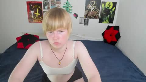 cattie_w_ online show from June 16, 1:20 am