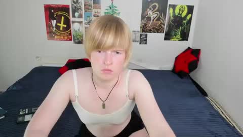 cattie_w_ online show from June 18, 1:22 am