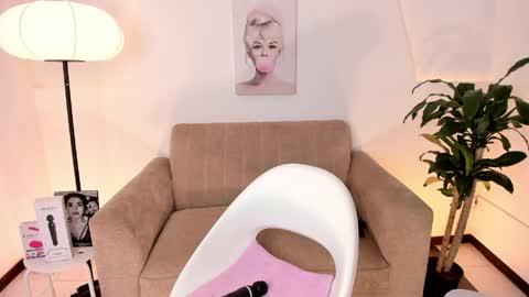 catvalentinee_ online show from April 28, 7:23 am