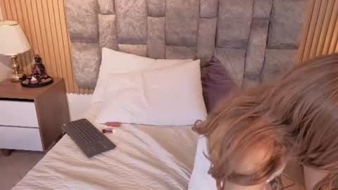 celeste_collinss_ online show from July 12, 9:18 pm