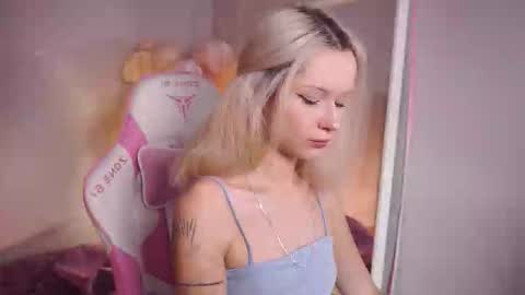 Snapshot of celeste_eyes0n chatting on October 17, 9:19 pm Celeste online show from October 17, 9:19 pm