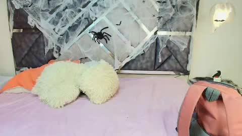 Snapshot of charlotte_walker1 chatting on October 22, 2:59 am charlotte_walker1 online show from October 22, 2:59 am