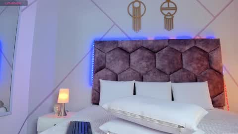 Snapshot of chloe_durand_ chatting on September 13, 9:50 pm chloe_durand_ online show from September 13, 9:50 pm