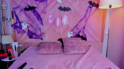 Chloe  online show from October 29, 9:15 pm