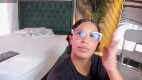 Chloe fixxx online show from July 28, 9:25 pm