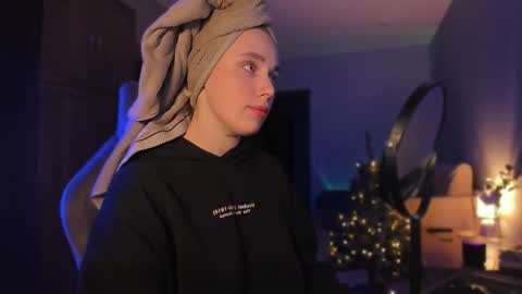 chloegins online show from December 29, 2:31 pm