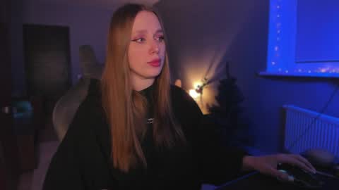 chloegins online show from December 15, 6:59 pm