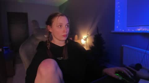 chloegins online show from December 18, 2:10 am