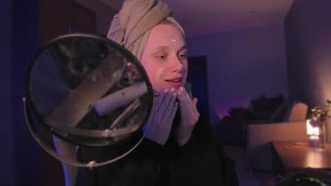 chloegins online show from December 21, 6:12 pm