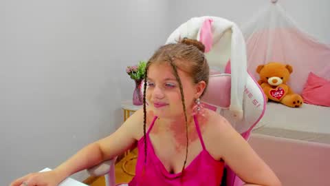 ChloeHalses online show from July 10, 6:45 pm